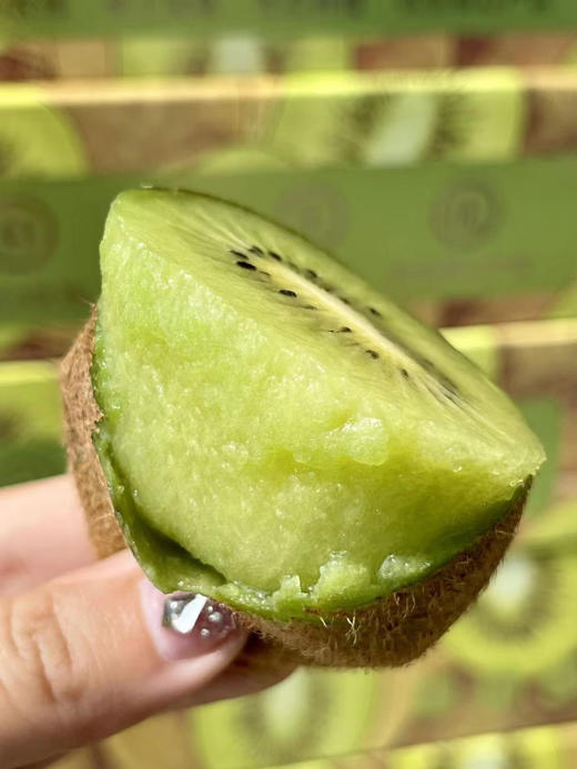 周三配送至小区门口！现摘现发的正宗徐香猕猴桃，用的益生菌肥料，灌溉的是农夫山泉同水源的水 ，光照好，果子香甜，最最关键摘下来之后一丢丢保鲜剂都不用，真心是全程绿色，吃起来安心！大果，20枚/箱，约4斤 商品图1