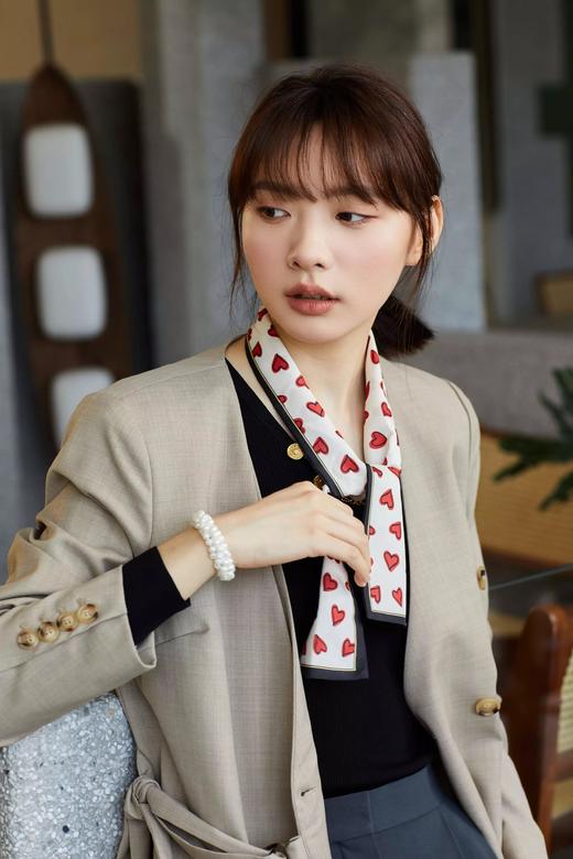 【品牌直发】一物多用是丝巾也是发带Beof①heart混搭叠戴，点睛之笔款式多多，性价比高，自带氛围感的造型神器‼ 商品图4