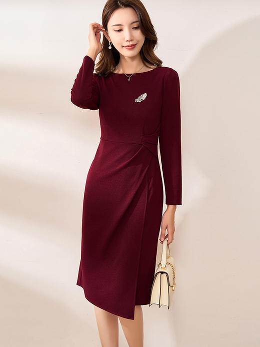 【现货】米思阳2026春季新款优雅气质纯色连衣裙胸针褶皱收腰一步裙女3159 商品图0