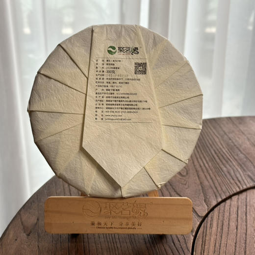 福鼎白茶｜遇见·老白茶（2012年）聚茗缘珍藏年份老白茶，饼形俊美，饼面红褐银毫显，枣香、木质香、药香醇厚，汤色红艳，口感绵稠，滋味甜醇，斯人若彩虹，遇见方知有，遇见好白茶，有味是清欢。 商品图4