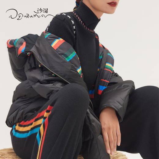 羊绒针梭相拼弯弯袖连帽鹅绒服SJF95W267W 商品图3