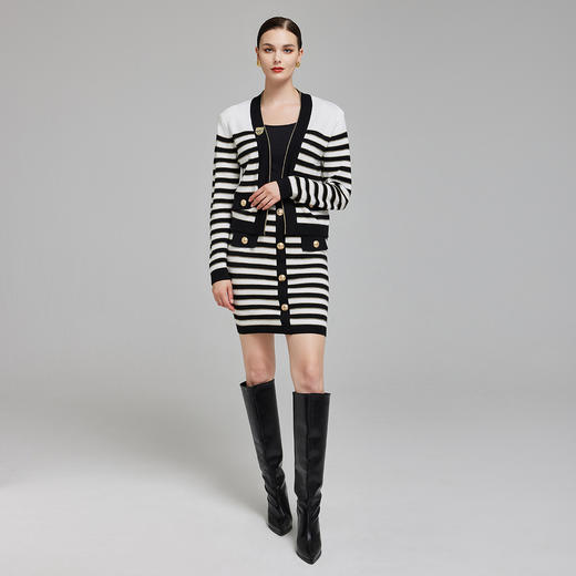 PE6A1斯尔丽2023秋季新款撞色条纹配金V领开衫搭配包臀半裙套装 商品图3