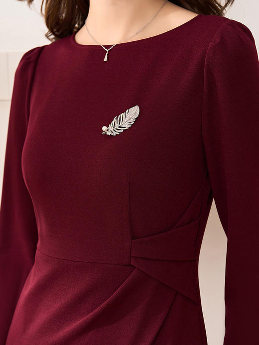 【现货】米思阳2026春季新款优雅气质纯色连衣裙胸针褶皱收腰一步裙女3159 商品图3