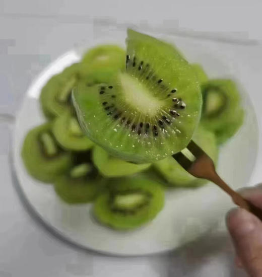 周三配送至小区门口！现摘现发的正宗徐香猕猴桃，用的益生菌肥料，灌溉的是农夫山泉同水源的水 ，光照好，果子香甜，最最关键摘下来之后一丢丢保鲜剂都不用，真心是全程绿色，吃起来安心！大果，20枚/箱，约4斤 商品图2