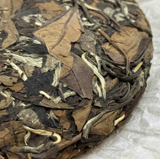 福鼎白茶｜遇见·老白茶（2012年）聚茗缘珍藏年份老白茶，饼形俊美，饼面红褐银毫显，枣香、木质香、药香醇厚，汤色红艳，口感绵稠，滋味甜醇，斯人若彩虹，遇见方知有，遇见好白茶，有味是清欢。 商品图2