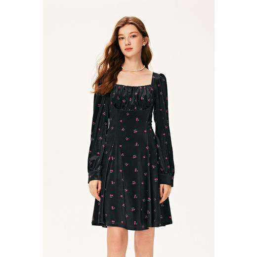 【严选】诗凡黎冬丝绒樱桃绣花泡泡袖加高腰线设计连衣裙SE9390771 商品图1