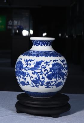 青花缠枝莲罗汉瓶