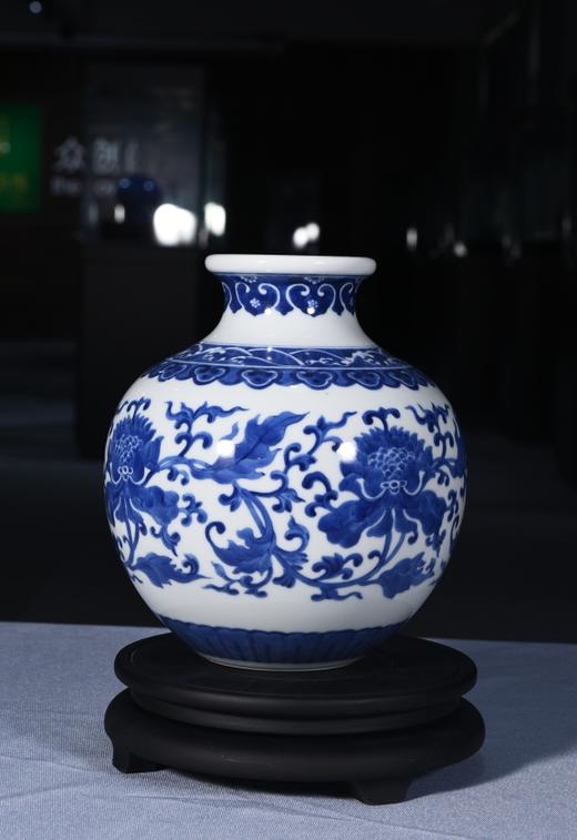 青花缠枝莲罗汉瓶 商品图0