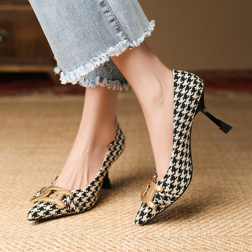 品质好货| Safiya索菲娅2023新款气质尖头格纹浅口单鞋 SF31115736 商品图1