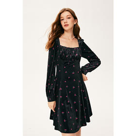 【严选】诗凡黎冬丝绒樱桃绣花泡泡袖加高腰线设计连衣裙SE9390771