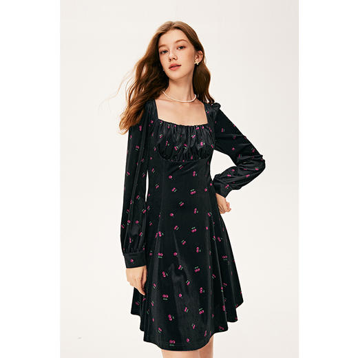 【严选】诗凡黎冬丝绒樱桃绣花泡泡袖加高腰线设计连衣裙SE9390771 商品图0