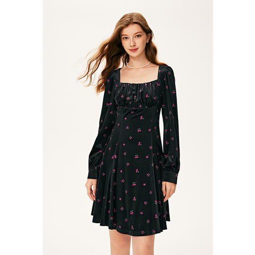 【严选】诗凡黎冬丝绒樱桃绣花泡泡袖加高腰线设计连衣裙SE9390771 商品图4