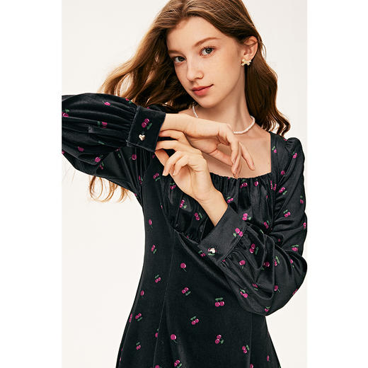 【严选】诗凡黎冬丝绒樱桃绣花泡泡袖加高腰线设计连衣裙SE9390771 商品图3