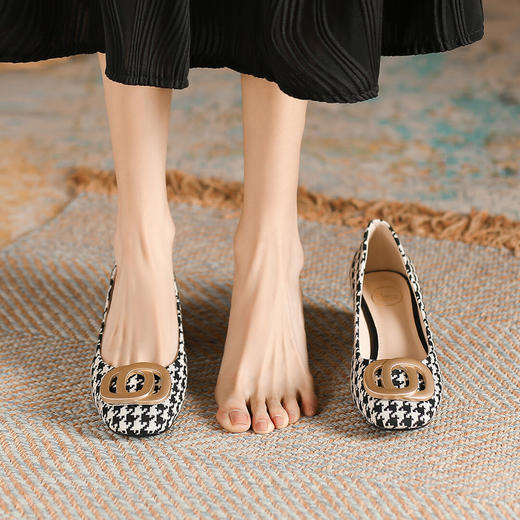 品质好货| Safiya索菲娅2023新款舒适通勤时尚气质格纹浅口单鞋 SF31115735 商品图9