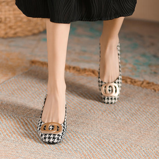 品质好货| Safiya索菲娅2023新款舒适通勤时尚气质格纹浅口单鞋 SF31115735 商品图6