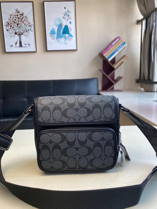 夏季特惠💰530 蔻驰C9870 新品新品 CC032 Sullivan 斜挎包 商品图0