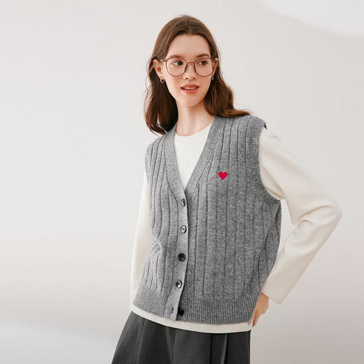 【严选】诗凡黎秋V领刺绣图案精致针织马甲SE9330561 商品图0