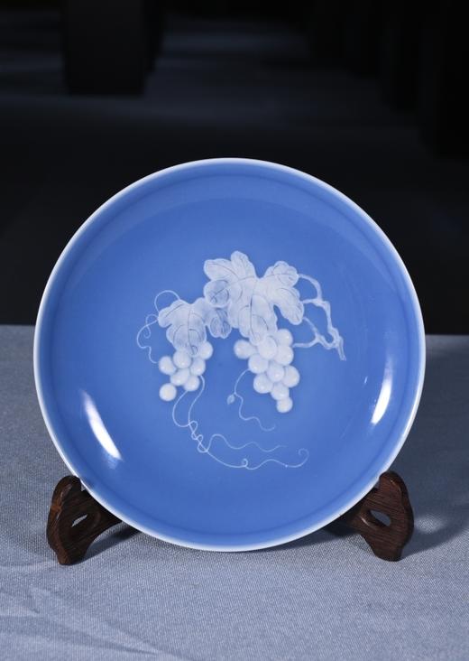 天蓝釉堆白葡萄盘 商品图0