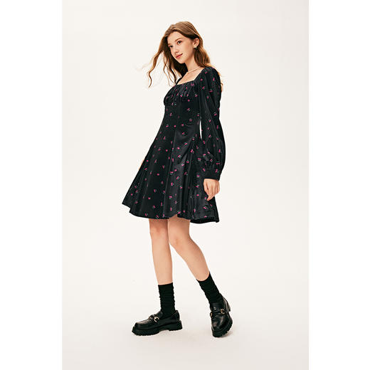 【严选】诗凡黎冬丝绒樱桃绣花泡泡袖加高腰线设计连衣裙SE9390771 商品图2