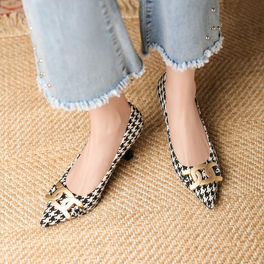 品质好货| Safiya索菲娅2023新款气质尖头格纹浅口单鞋 SF31115736 商品图7