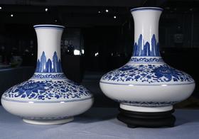 青花缠枝马蹄莲扁肚瓶