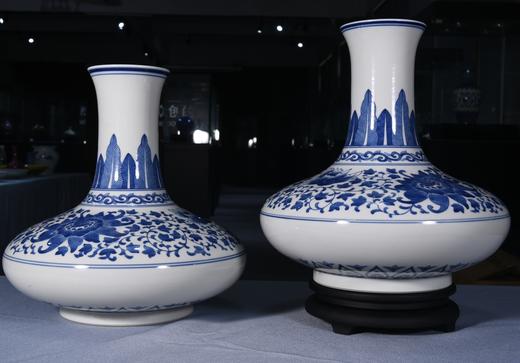 青花缠枝马蹄莲扁肚瓶 商品图0