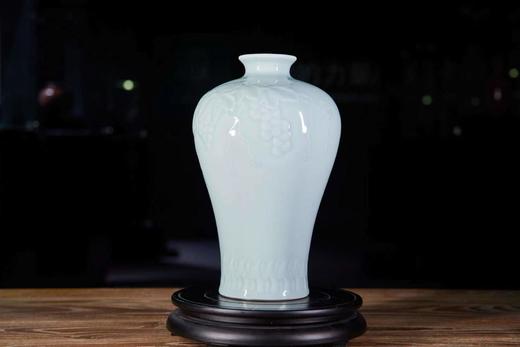 影青釉雕刻葡萄纹梅瓶 商品图0