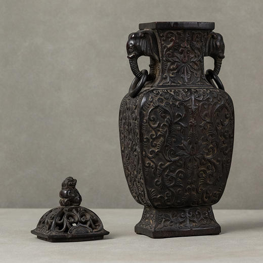 清 红木雕缠枝莲纹象鼻活环耳赏瓶 商品图4