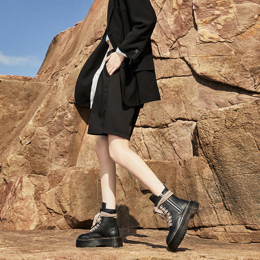 西遇厚底马丁靴女新款秋冬英伦风圆头系带黑色中筒机车靴短靴D0034115 商品图3