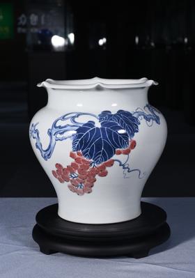 青花葡萄纹花口罐