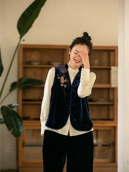 牧衣游原创丝绒手绣无袖马甲 限量福利款 ---------小尖尖【不支持会员折】 商品图1