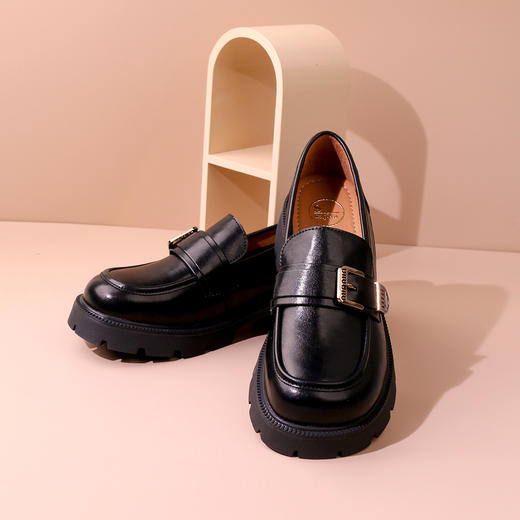 Safiya/索菲娅2023秋冬新品复古英伦风皮带扣粗跟厚底JK乐福鞋小皮鞋 SF33112050 商品图3