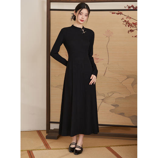 西遇法式气质长袖针织连衣裙女新款秋冬设计感简约长裙V2238916 商品图1