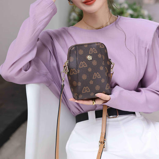 Safiya/索菲娅2023新款印花手机包腋下包单肩包女士斜挎包SF9158008Y 商品图5