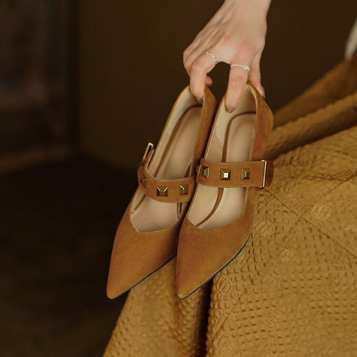 铆钉一字带chic细跟单鞋，法式V口尖头高跟鞋MCC-C8882 商品图3