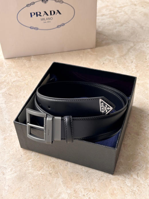 秋冬特惠💰380 PRADA（普拉达）男士腰带 专柜同款 带身宽3.5cm 这款简约而精致的Saffiano皮革腰带配以金属搭扣 商品图3