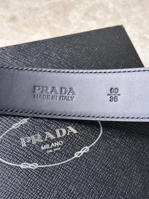 秋冬特惠💰380 PRADA（普拉达）男士腰带 专柜同款 带身宽3.5cm 这款简约而精致的Saffiano皮革腰带配以金属搭扣 商品图5