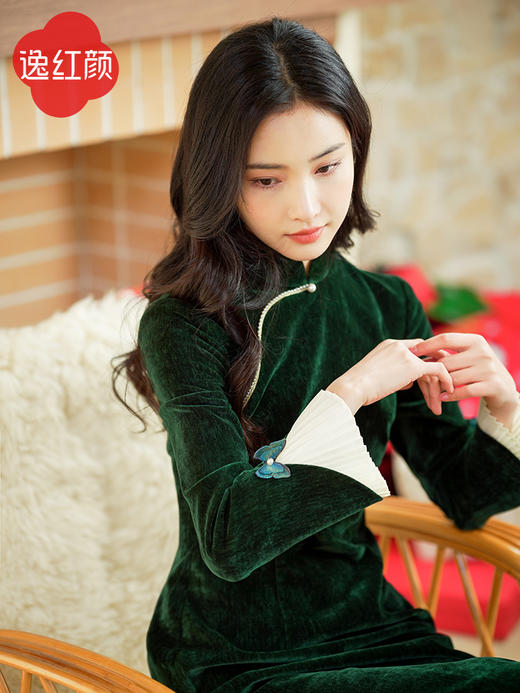 逸红颜蝶曲2025年秋冬新款雪尼尔绒改良旗袍百褶优雅修身连衣裙女 商品图3