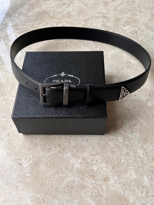秋冬特惠💰380 PRADA（普拉达）男士腰带 专柜同款 带身宽3.5cm 这款简约而精致的Saffiano皮革腰带配以金属搭扣 商品图4