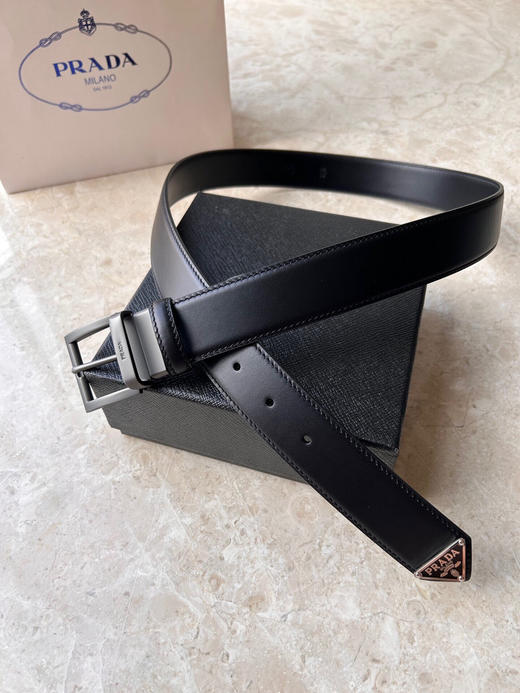 秋冬特惠💰380 PRADA（普拉达）男士腰带 专柜同款 带身宽3.5cm 这款简约而精致的Saffiano皮革腰带配以金属搭扣 商品图0