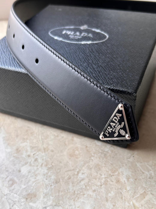 秋冬特惠💰380 PRADA（普拉达）男士腰带 专柜同款 带身宽3.5cm 这款简约而精致的Saffiano皮革腰带配以金属搭扣 商品图2