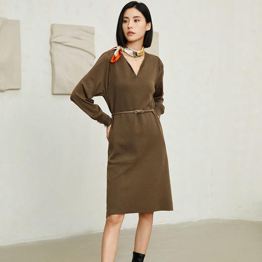 玳莎优雅波浪V领连衣裙2023年秋冬新款纯色显瘦羊毛中长款裙子  DC35303 商品图0