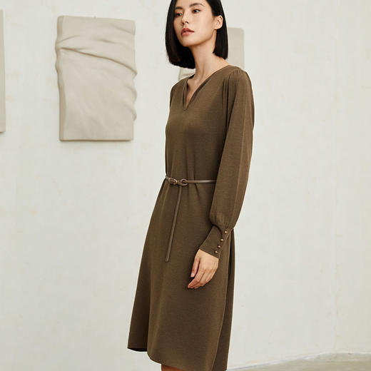 玳莎优雅波浪V领连衣裙2023年秋冬新款纯色显瘦羊毛中长款裙子  DC35303 商品图1