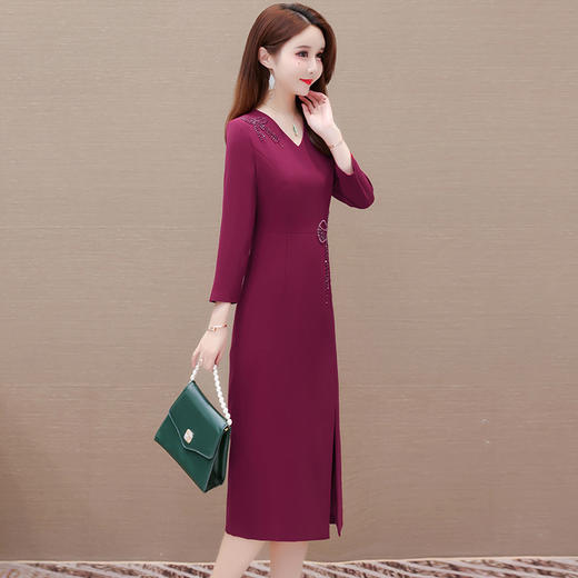 QYM-LRX-JDN8831-1-Y,紫红连衣裙秋季新款钻花中长裙2023年优雅女装中长款开衩A字裙 商品图3