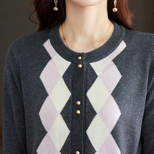 2023年新款早秋羊绒撞色针织英伦风菱格提花圆领开衫毛衣 商品图3
