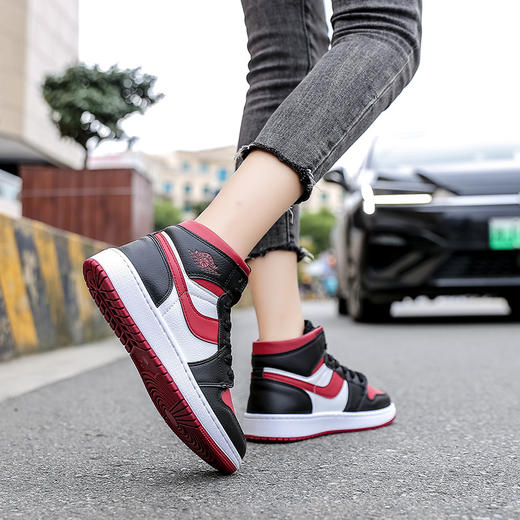 【奢华双标签，彰显个性魅惑】高帮设计，凸显俏皮风姿，PU皮面透气舒适，轻盈恣意，舒适休闲，时尚气息十足！ 商品图1