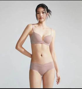 4楼CK Underwear 新款女士软支撑无钢圈无痕聚拢厚垫深V文胸 货号：QF7322AD 吊牌价：730