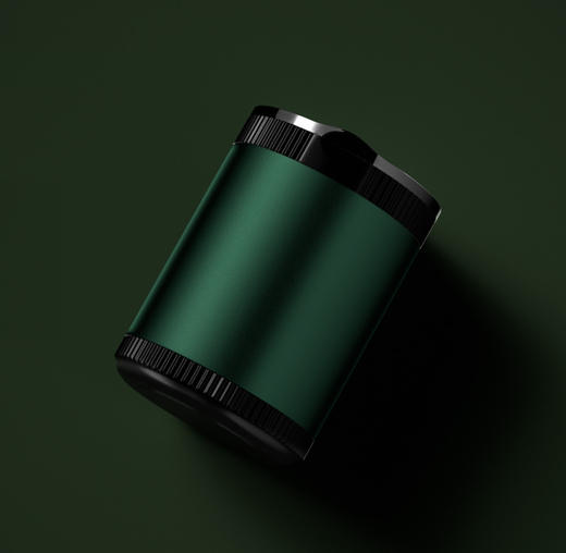 【严密封圈，锁住烟味！】汽车用烟灰缸创意按压盖车内防烟灰大号铝合金烟缸带LED灯lm 商品图0