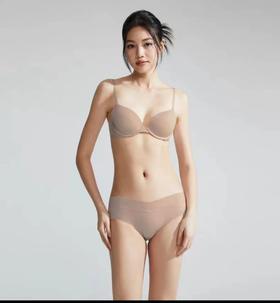 4楼CK Underwear 新款女士纯色舒适薄衬垫无痕全罩杯文胸 货号：QF7321AD 吊牌价：660