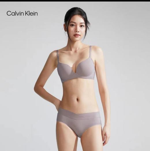 4楼CK Underwear 新款女士软支撑无钢圈无痕聚拢厚垫深V文胸 货号：QF7322AD 吊牌价：730 商品图1